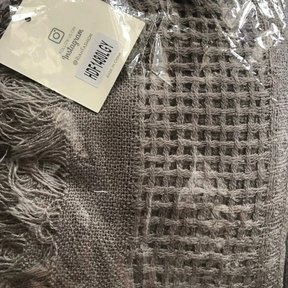 NWT Infinity Scarf Light Gray by Riah Fashion - Picture 4 of 4